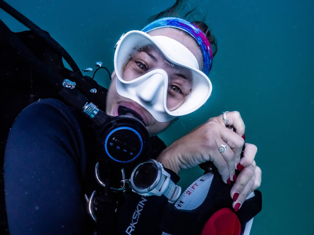 blackturtleconservation.com-advanced-ecological-monitoring-program-diver-taking-notes-underwater-koh-tao Diver taking notes on underwater survey data during the Advanced Ecological Monitoring Program reef assessment dive in Koh Tao.