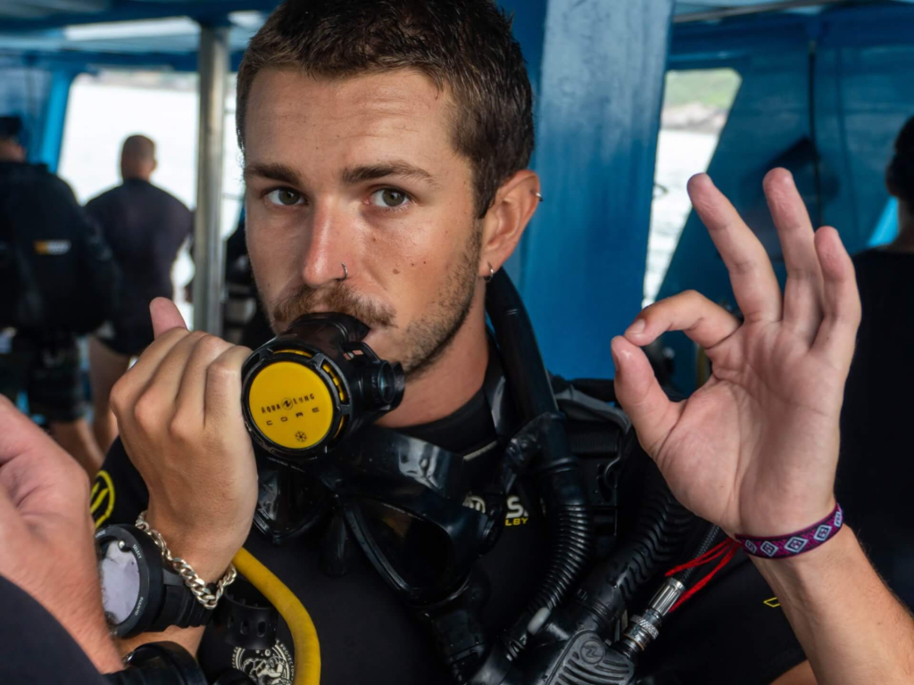 blackturtleconservation.com-advanced-open-water-diver-buoyancy-and-trim-training-koh-tao Advanced Open Water Diver practicing buoyancy, trim, and precise finning skills during advanced training dives in Koh Tao.