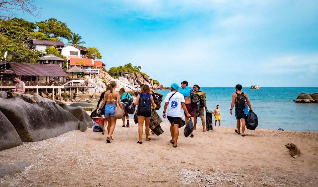 blackturtleconservation.com-beach-cleanup-marine-debris-monitoring-koh-tao Volunteers participating in a beach cleanup and debris monitoring activity organized by Black Turtle Conservation on Koh Tao.