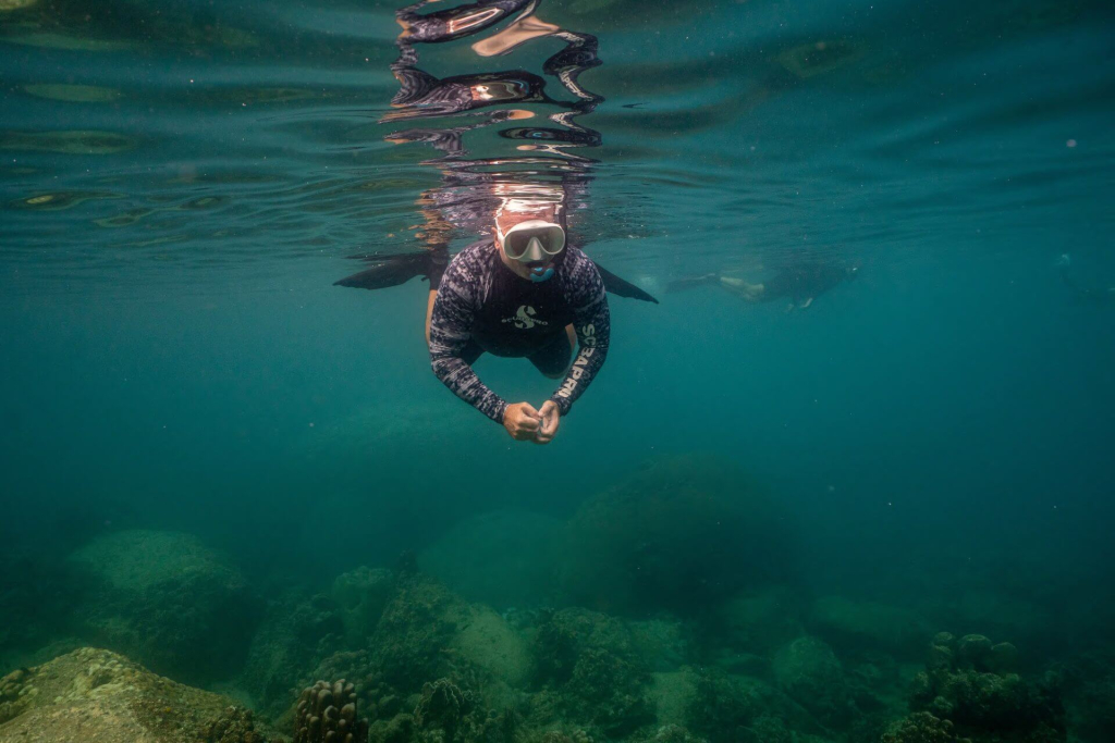 blackturtleconservation.com-citizen-science-scuba-divers-reef-monitoring-koh-tao-thailand Citizen science scuba divers preparing for coral reef monitoring and marine conservation surveys in Koh Tao, Thailand.