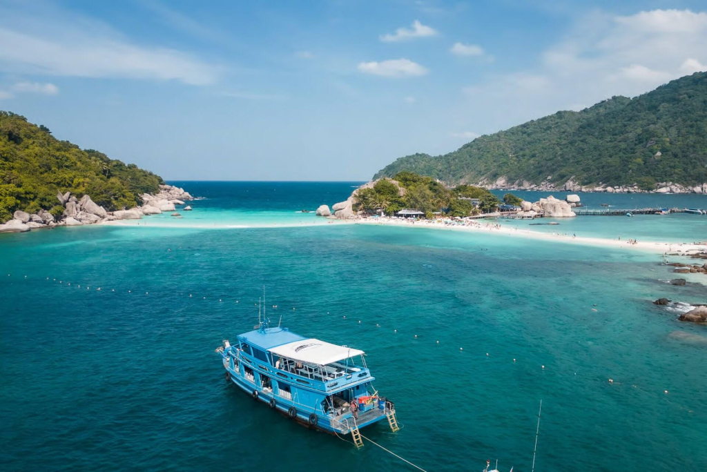 Tropical reef diving environment in Koh Tao where Core Conservationist students train and take part in marine conservation activities.