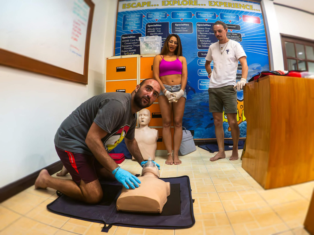 blackturtleconservation.com-efr-first-aid-training-divers-koh-tao Emergency First Response course teaching first aid and emergency care skills for divers during professional training in Koh Tao.