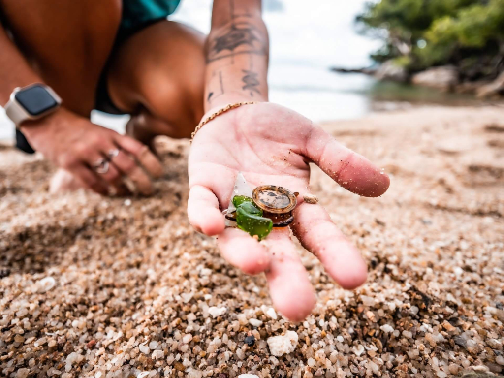 blackturtleconservation.com-ocean-pollution-assessment-course-black-turtle-conservation-koh-tao Students analyzing ocean pollution and debris samples during a hands-on marine conservation course at Black Turtle Conservation, Koh Tao.