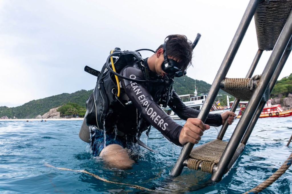 blackturtleconservation.com-open-water-course-perfect-buoyancy-training-koh-tao Student developing proper buoyancy control during an Open Water scuba diving course at a tropical reef in Koh Tao, Thailand.