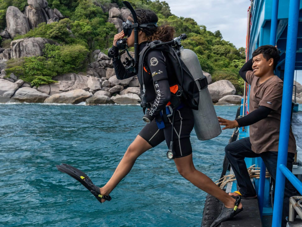 blackturtleconservation.com-open-water-diver-course-koh-tao-tropical-scuba-diving-thailand Open Water Diver student learning to scuba dive in warm tropical waters during a beginner diving course in Koh Tao, Thailand.
