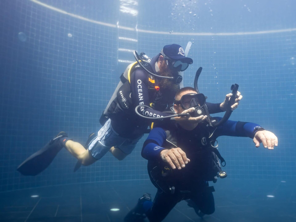blackturtleconservation.com-rescue-diver-training-underwater-assist-koh-tao Rescue Diver training session practicing underwater assistance and diver control during professional rescue training in Koh Tao, Thailand.